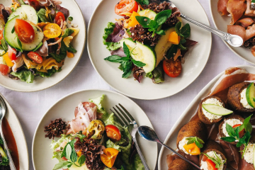 Buffet mit Salaten, Canapés und Aufschnitt als Alternative zum servierten Menü