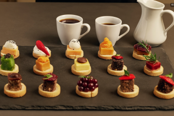 Fingerfood auf Schieferplatte mit Kaffee als Pausenverpflegung für Tagungen