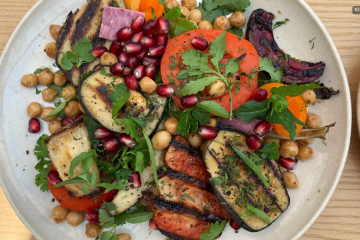 Pflanzlicher Teller mit geröstetem Gemüse und Kichererbsen als veganes Catering für Feiern